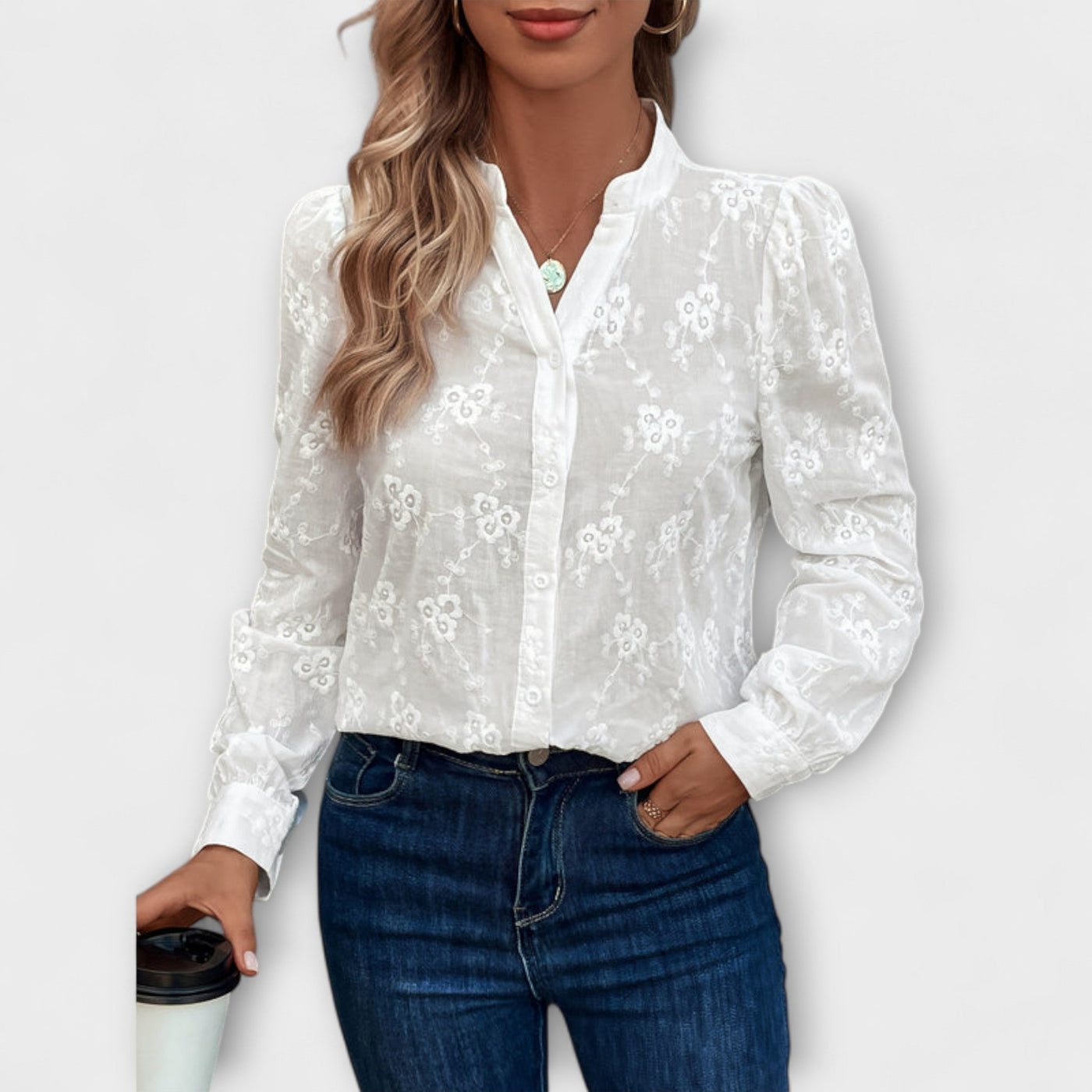 Sara – Blusa de encaje con bordado