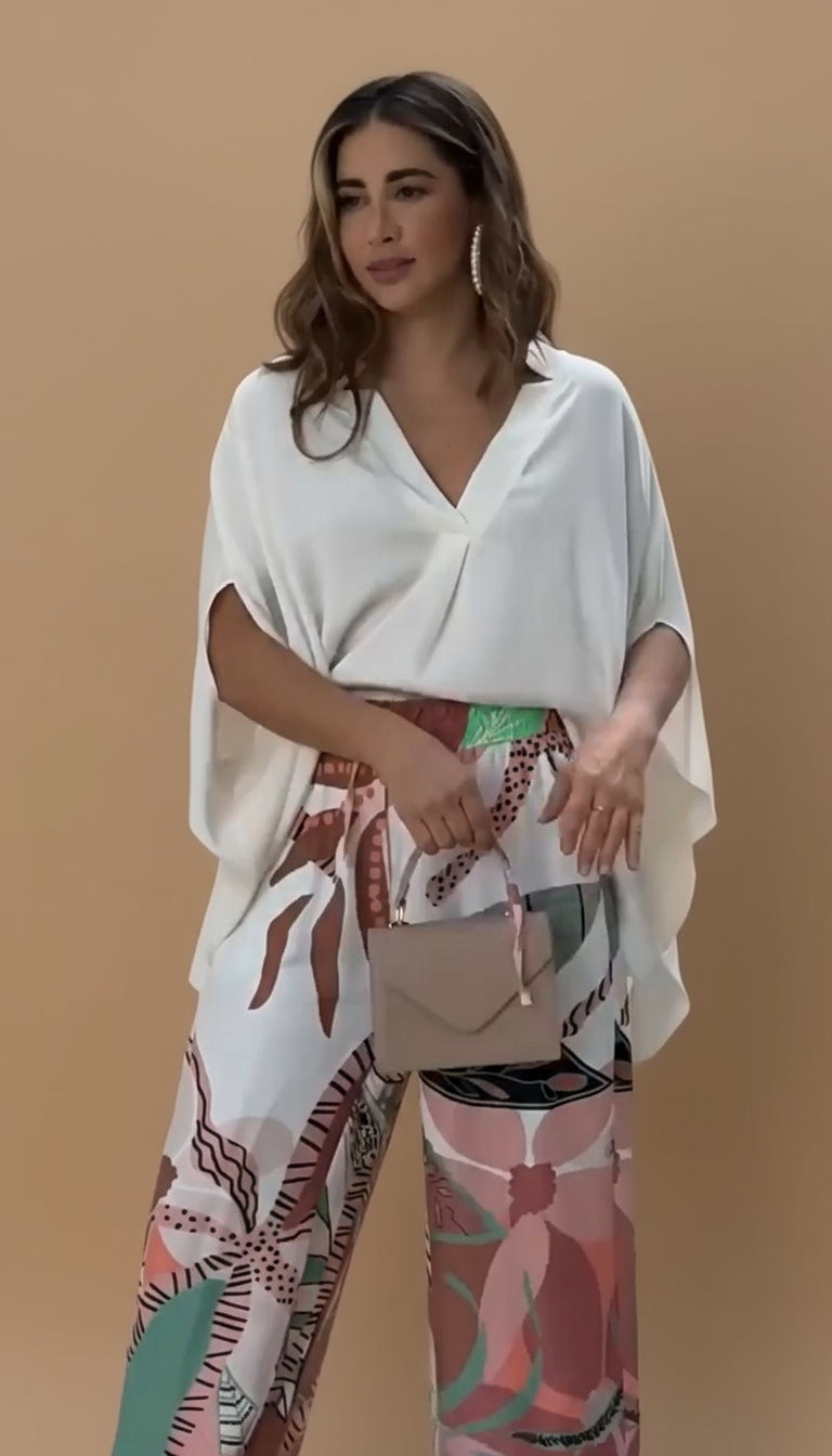 Conjunto Elegancia Tropical - Blusa fluida + pantalón estampado
